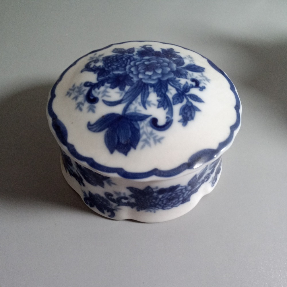 Blue White Porcelain Floral Trinket Box Scalloped Round Jewelry Dish Chinoiserie